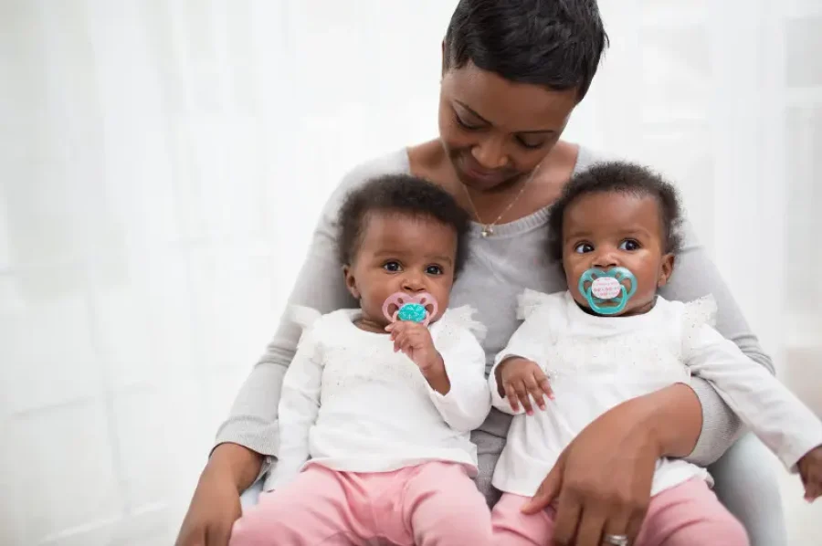 Lifestyle_Advantage_Pacifier_Stage_2_Pink_O16A7149