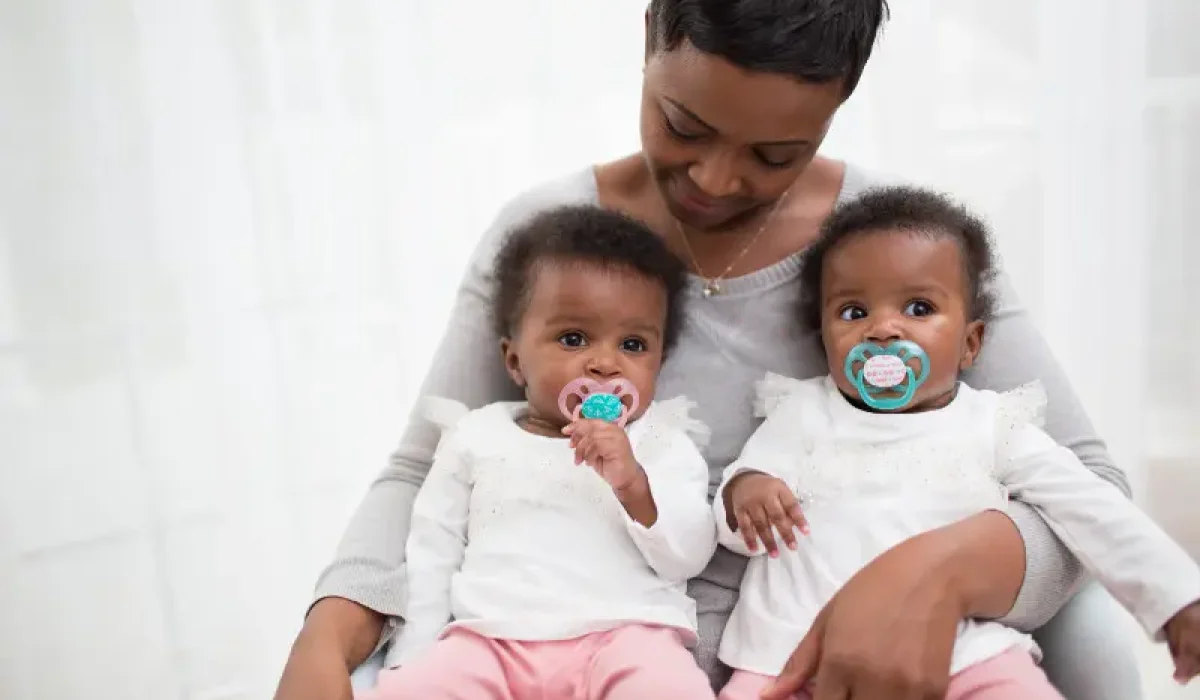 Lifestyle_Advantage_Pacifier_Stage_2_Pink_O16A7149