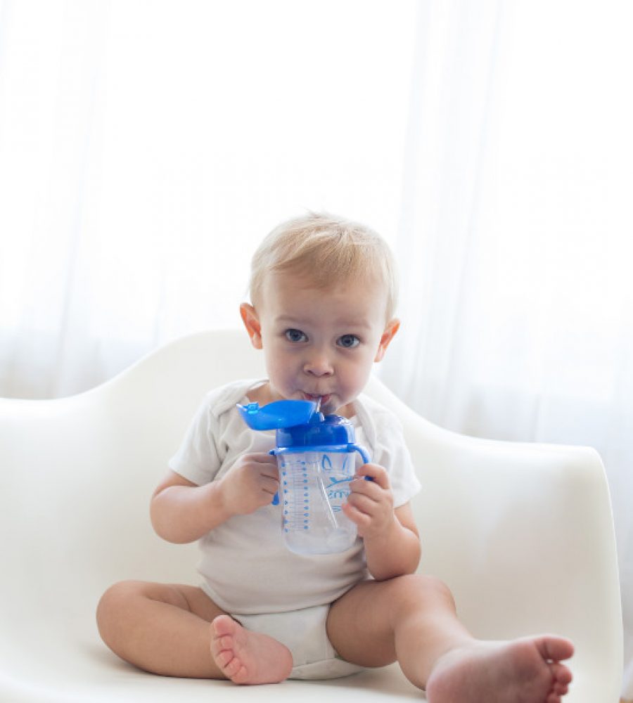 Lifestyle_Babys_First_Straw_Cup_Blue_O16A7073
