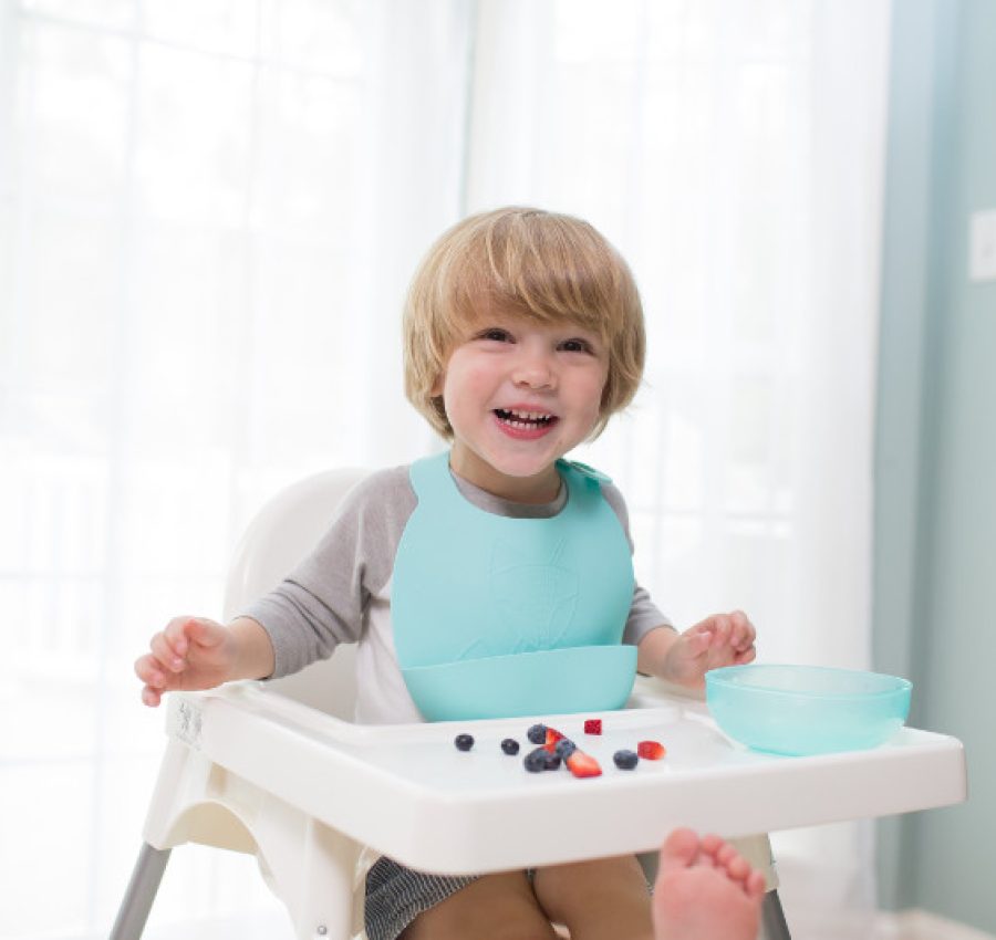 Lifestyle_Bowl_with_Lid_Silicone_Bib_O16A0120-3
