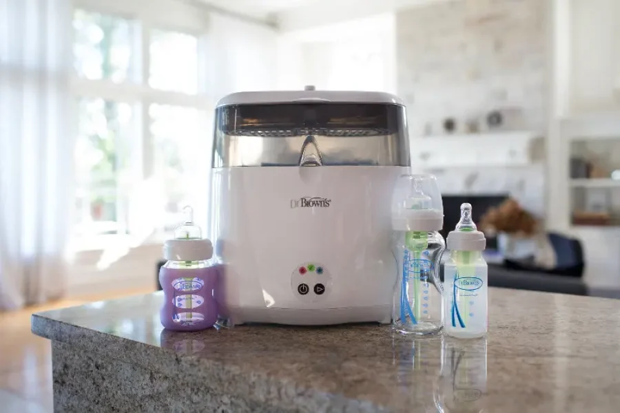 Lifestyle_Electric_Sterilizer_with_Bottles_O16A6468