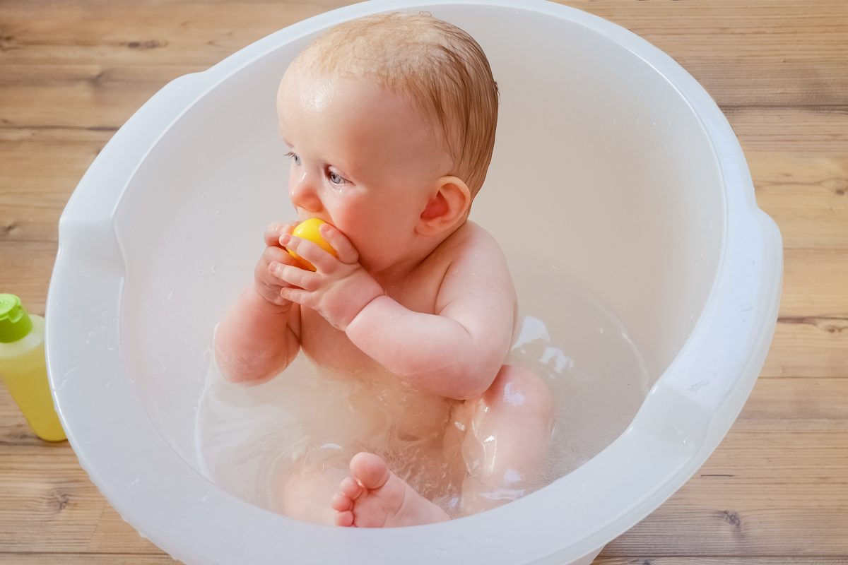 Penyebab Telinga Bayi Berair dan Cara Mengatasinya