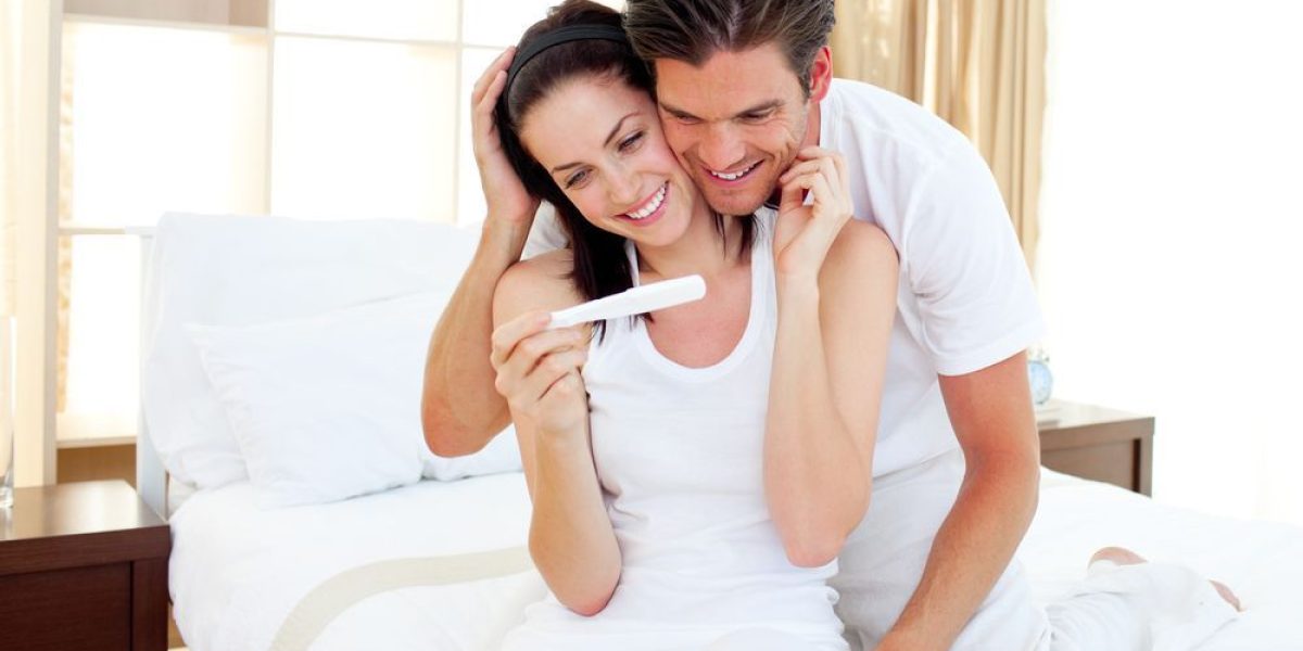 couple_looking_at_pregnancy_test